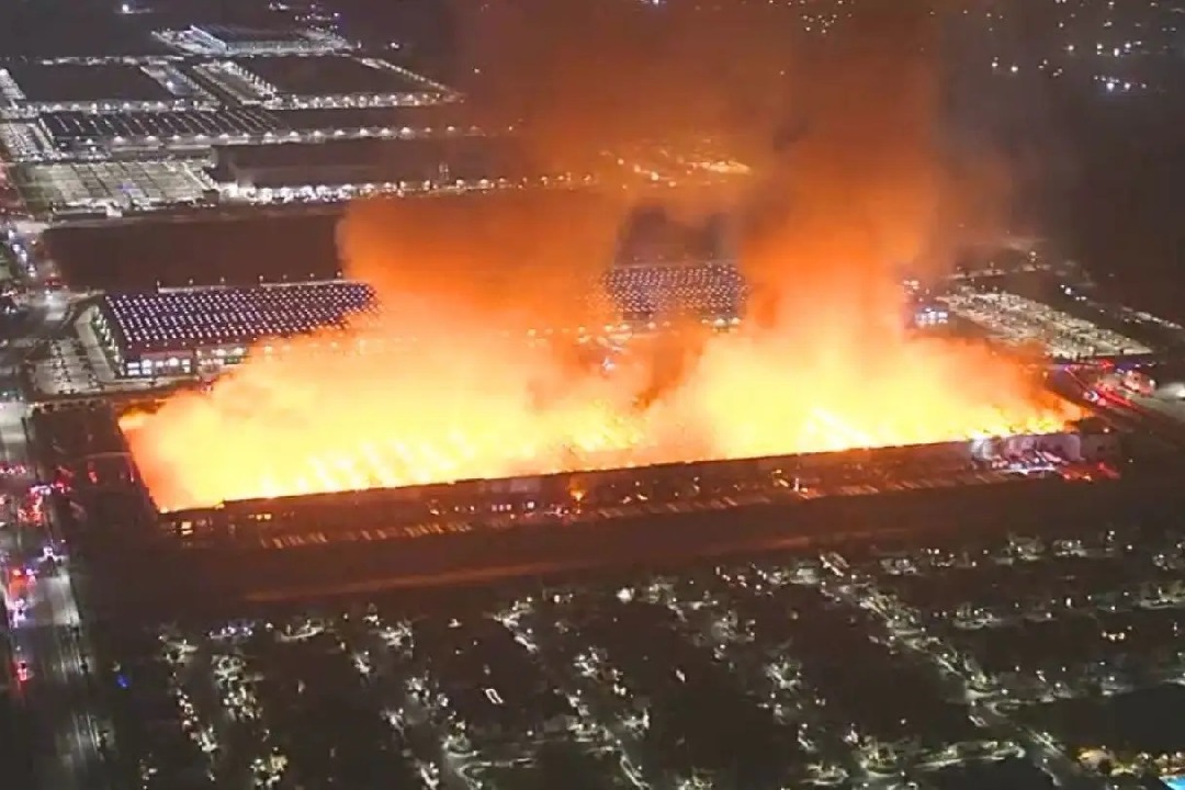 ఓ ఉద్యోగి నిర్వాకంతో బూడిదైన కింబర్లీ-క్లార్క్ గోదాం.. వీడియో ఇదిగో!