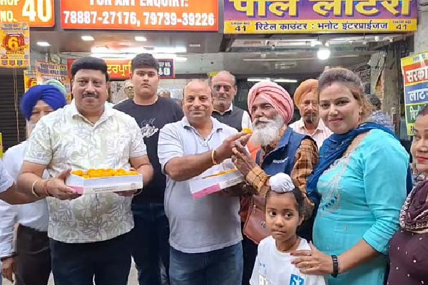 కొడుకు పేరుతో కొన్న లాటరీ టికెట్ కు రూ.1.5 కోట్ల ప్రైజ్