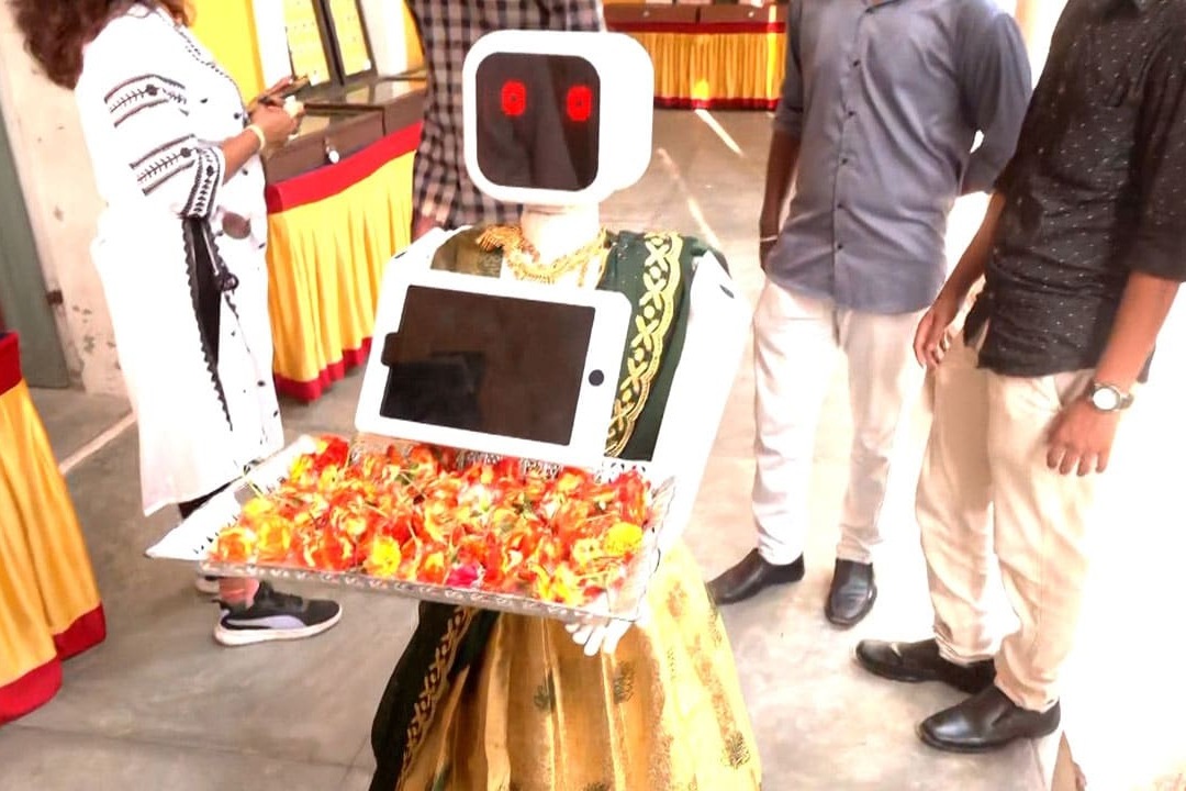 పుదుచ్చేరి ఎన్నికల్లో ‘నీల’ సందడి.. చీరకట్టులో ఓటర్లకు ఆత్మీయ స్వాగతం.. వీడియో ఇదిగో!