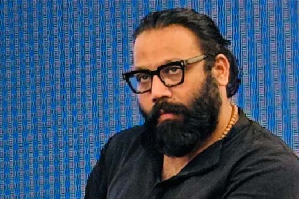 వాళ్లకు దిష్టి తీయాలంటే పొలాన్ని తగలేయాలి: సందీప్ రెడ్డి వంగా