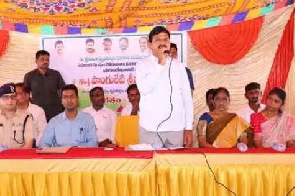 బీఆర్ఎస్ ఆరోపణలపై తీవ్ర స్థాయిలో ధ్వజమెత్తిన పొంగులేటి.. తాటాకు చప్పుళ్లకు బెదిరేది లేదని వ్యాఖ్య