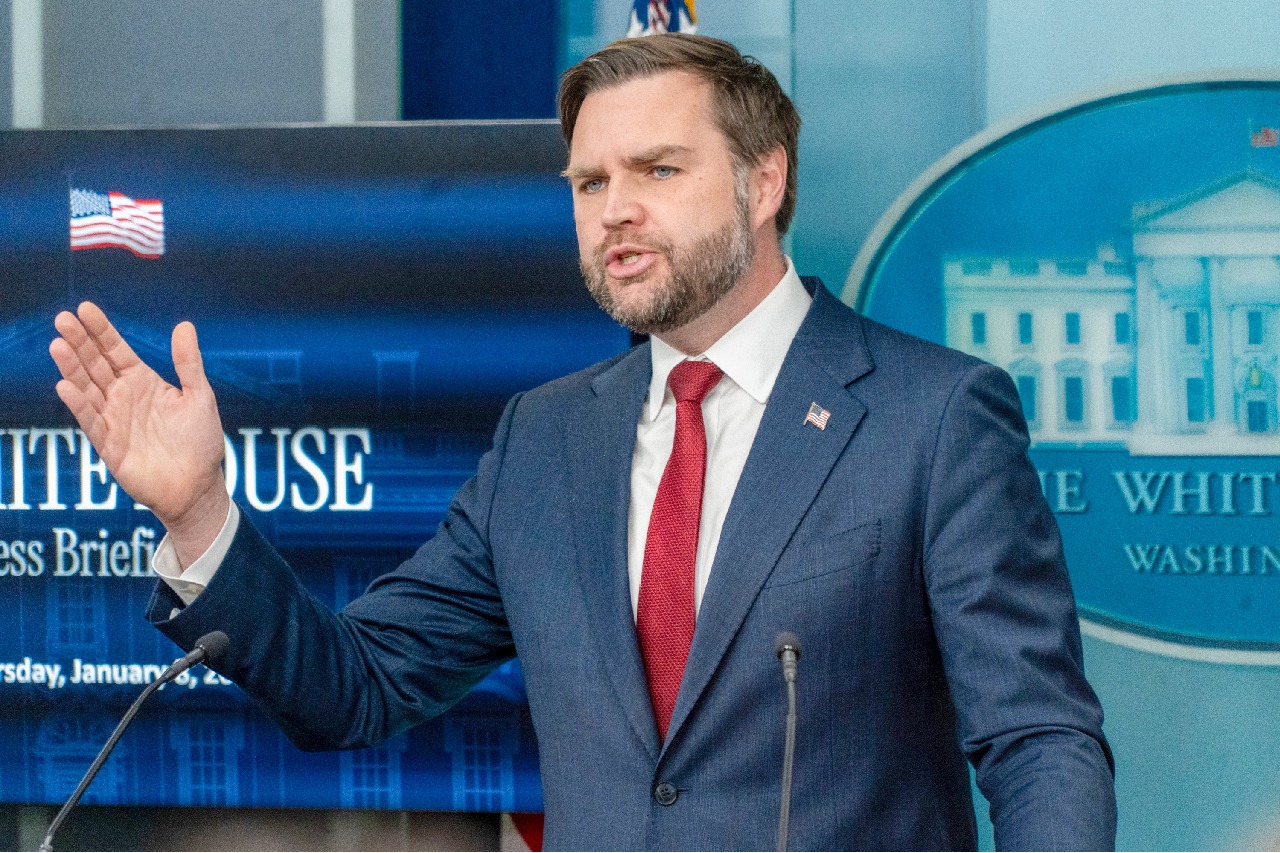 చర్చల కోసం పాకిస్థాన్ బయల్దేరిన అమెరికా ఉపాధ్యక్షుడు జేడీ వాన్స్.. ఇరాన్‌కు వార్నింగ్