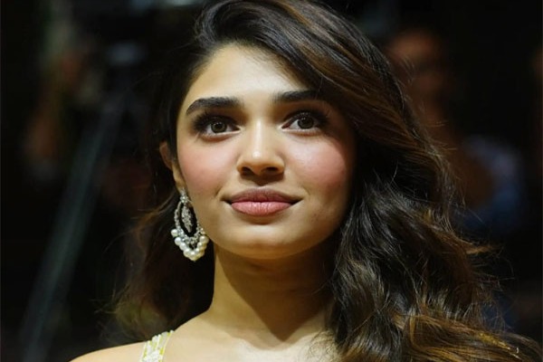 ‘ఐరన్ లెగ్’ విమర్శలపై కృతి శెట్టి ఆవేదన.. నయనతార అండగా నిలిచారన్న యంగ్ బ్యూటీ