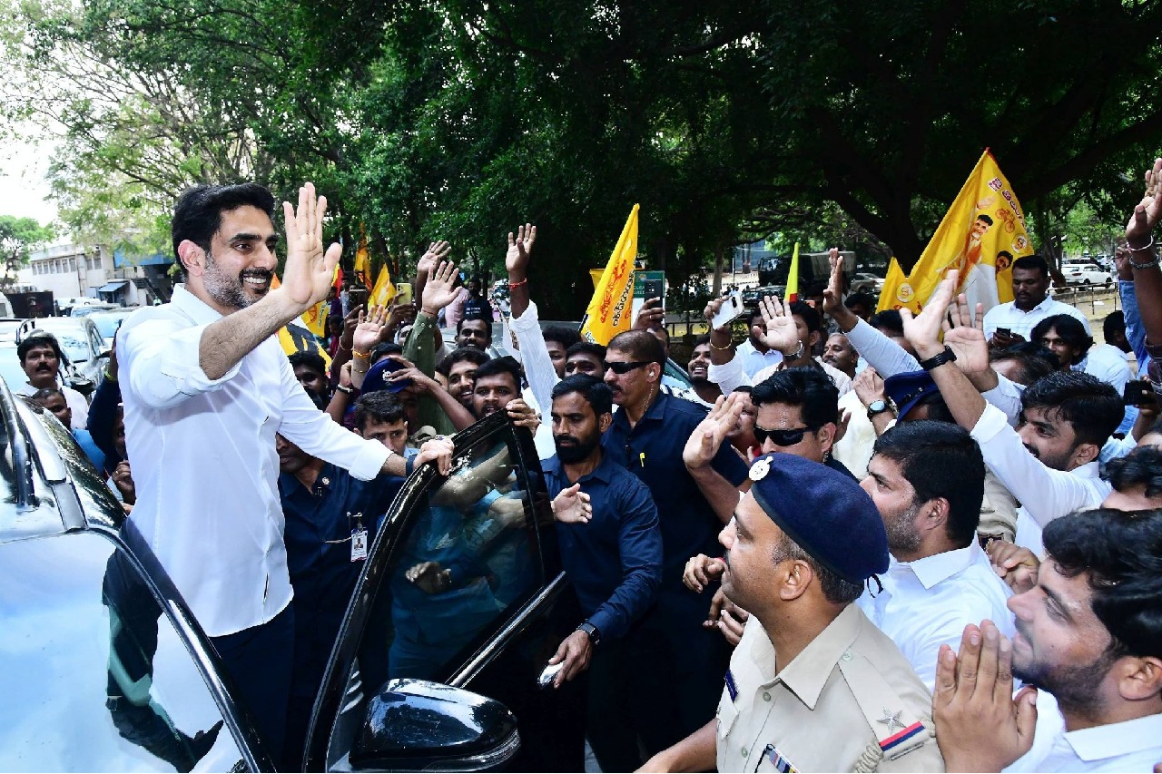 బెంగళూరులో మంత్రి నారా లోకేశ్‌కు ఘన స్వాగతం... ఫొటోలు ఇవిగో!