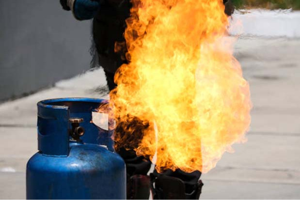 సిలిండర్ పేలుడు: రూ.3 లక్షల నగదు, తులం బంగారం బూడిద