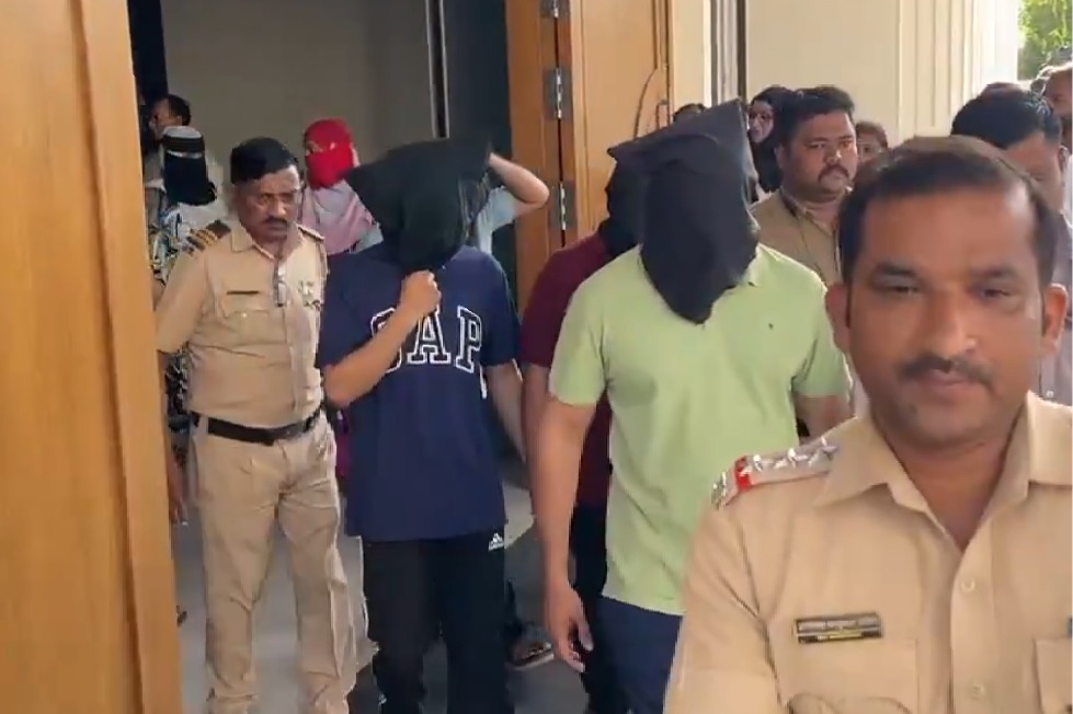 ఐటీ కంపెనీలో దారుణం: ఉద్యోగినులతో బీఫ్ తినిపించడం, లైంగిక వేధింపులు, మత మార్పిడి యత్నం