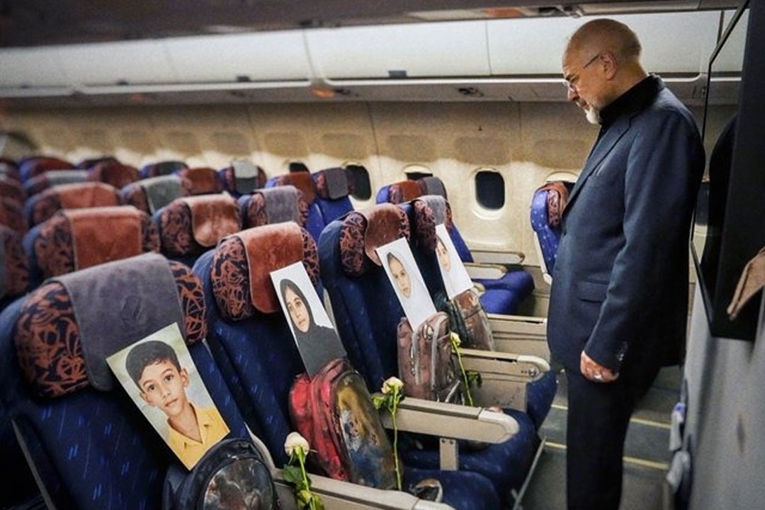 శాంతి చర్చలకు చిన్నారుల రక్తపు మరకల బ్యాగులతో ఇరాన్ ప్రతినిధులు