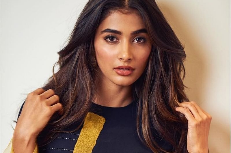 దళపతి ఆఖరి చిత్రానికి పైరసీ సెగ.. పూజా హెగ్డే ఆవేదన