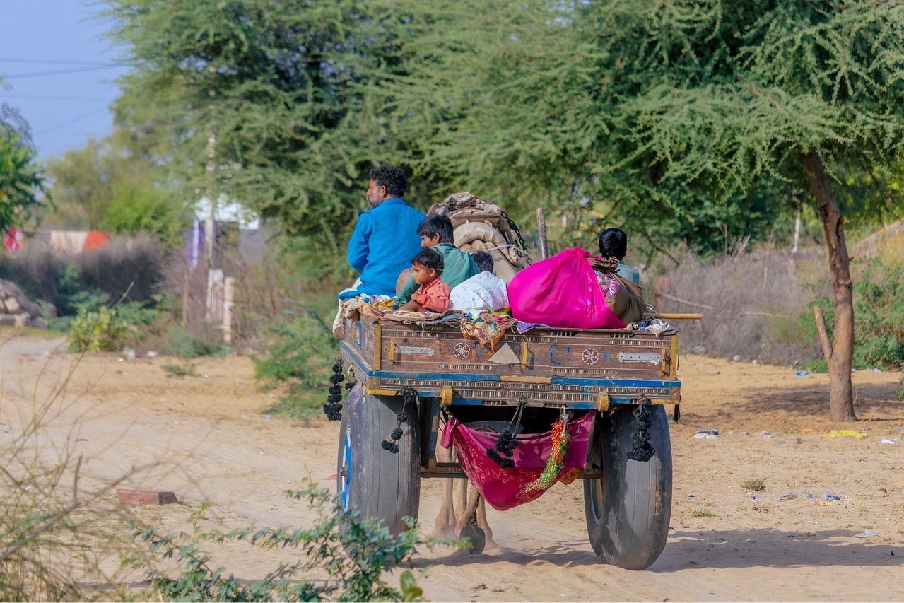 ఆ ఊరిలో బూతులు తిడితే జరిమానా.. లేదా రోడ్లు శుభ్రం చేయాల్సిందే!