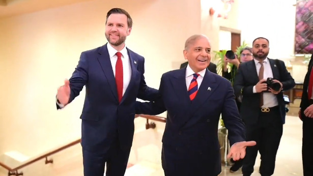 ఇస్లామాబాద్ వేదికగా ఇరాన్-అమెరికా చర్చలు... జేడీ వాన్స్ కు స్వాగతం పలికిన షరీఫ్