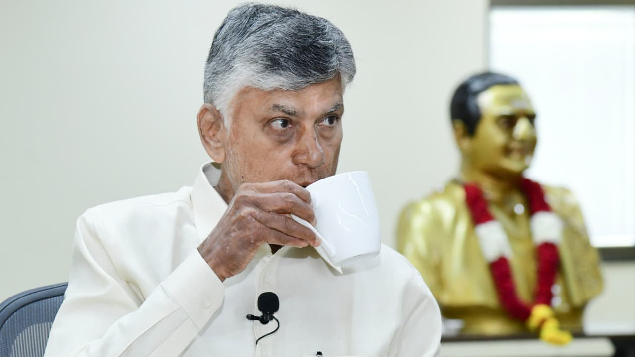 టీడీపీ క్యాడర్ తో చంద్రబాబు కాఫీ కబుర్లు... ఫొటోలు ఇవిగో!