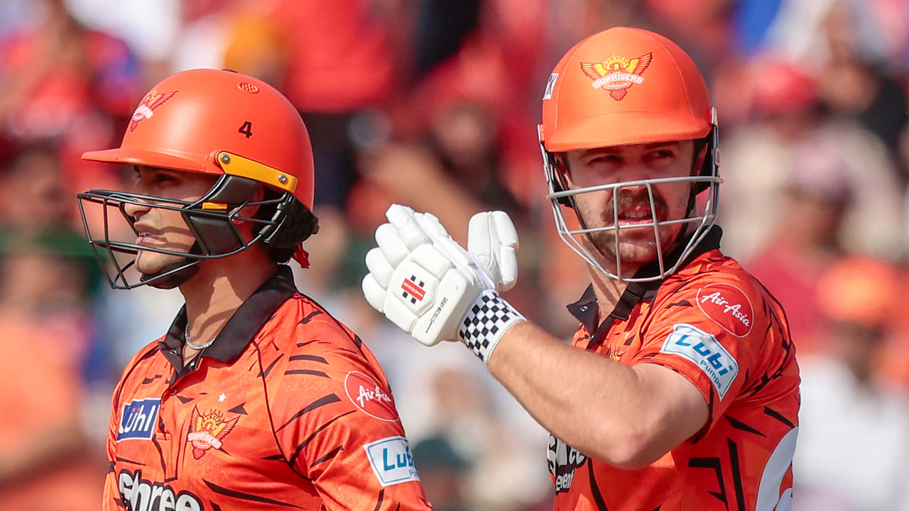 అభిషేక్, హెడ్ సునామీ.. తర్వాత నెమ్మదించిన సన్‌రైజర్స్... స్కోరు 219/6