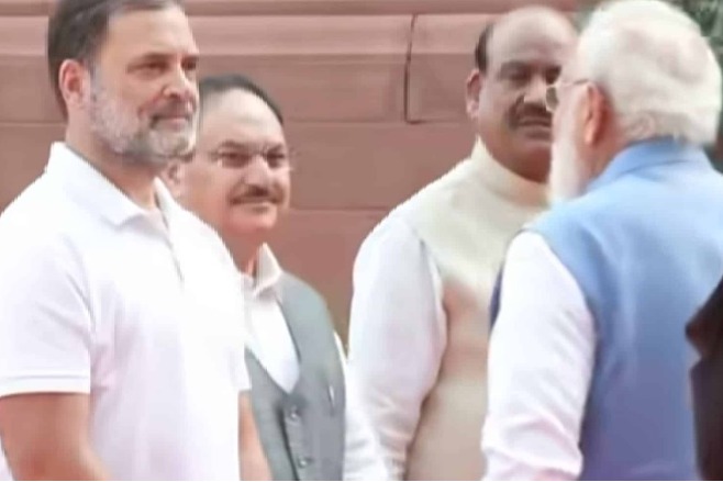 Narendra Modi Rahul Gandhi Meet at Jyotiba Phule Event