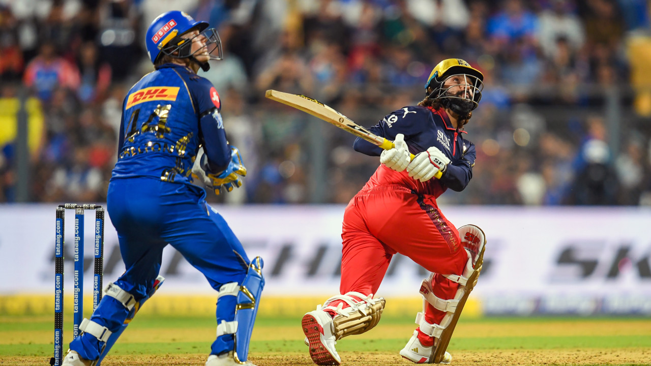 ముంబై బౌలర్లకు చుక్కలు చూపించిన బెంగళూరు బ్యాటర్లు... వాంఖెడేలో పరుగుల వెల్లువ