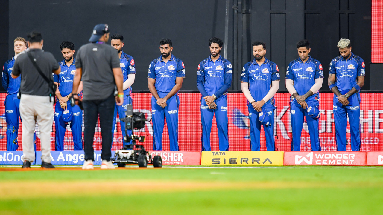 ఆశా భోంస్లే కన్నుమూత... చేతికి నల్ల రిబ్బన్లతో బరిలో దిగిన ఐపీఎల్ జట్లు