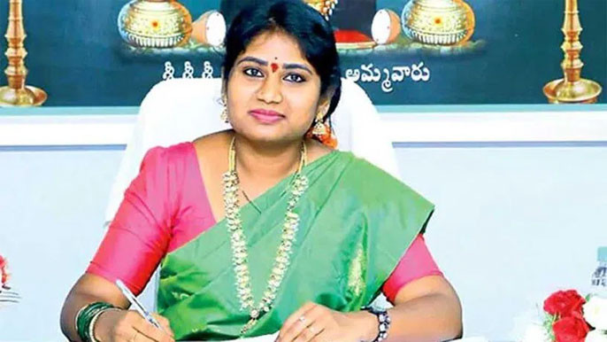 అవినీతి ఆరోపణలు.. దేవాదాయ శాఖ ఏసీ శాంతిపై సస్పెన్షన్ వేటు