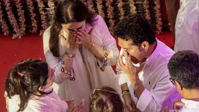 ఆశా భోంస్లేకు సచిన్ దంపతుల కన్నీటి నివాళి.. వీడియో ఇదిగో!