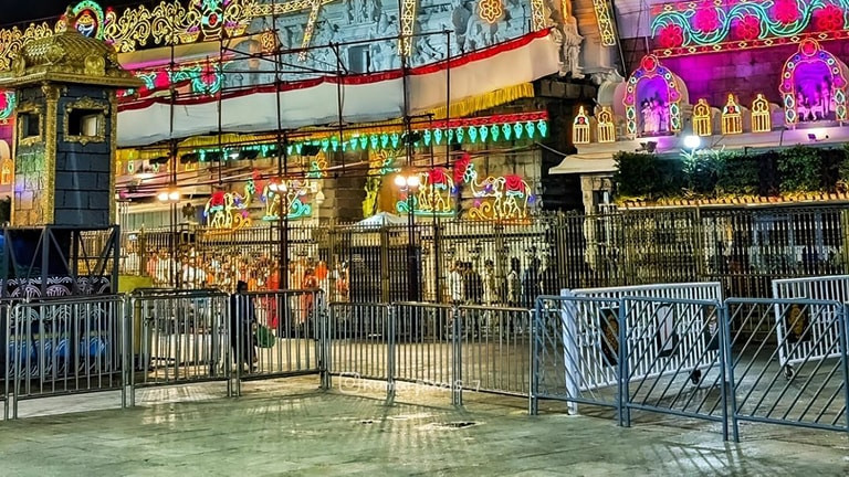 తిరుమల కొండపై అక్రమ వసూళ్లు... ఉద్యోగిపై వేటు వేసిన టీటీడీ