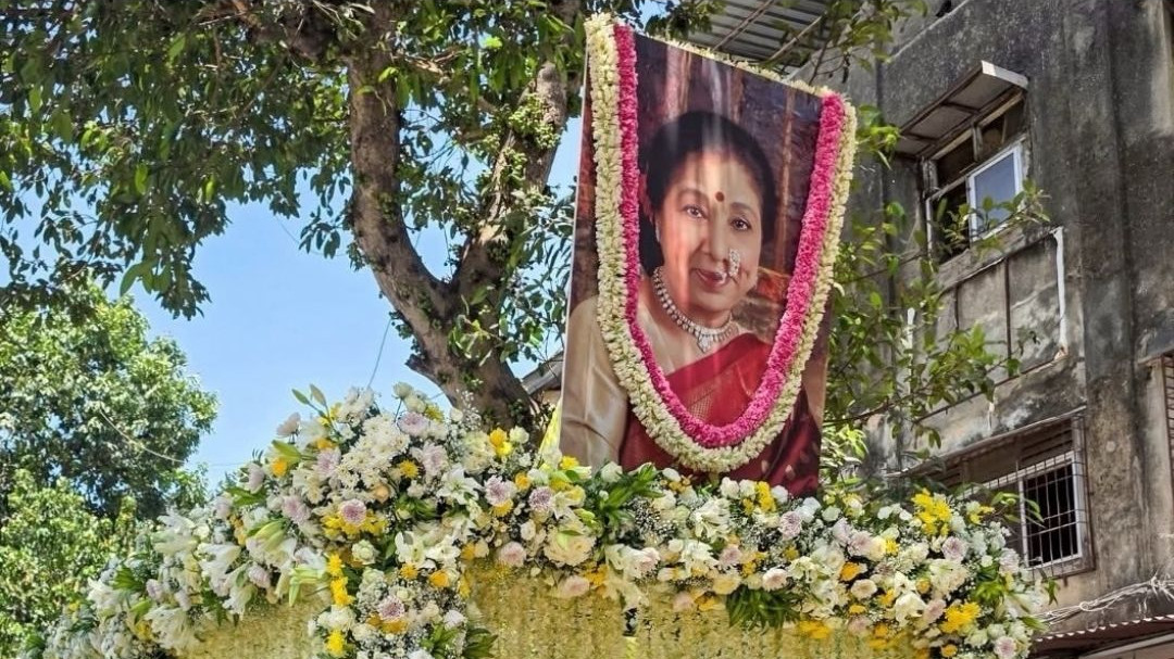 Asha Bhosle Cremated With State Honors in Mumbai