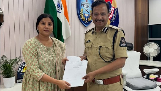 Mangli meets Commissioner Sajjanar seeking action against Subbarao