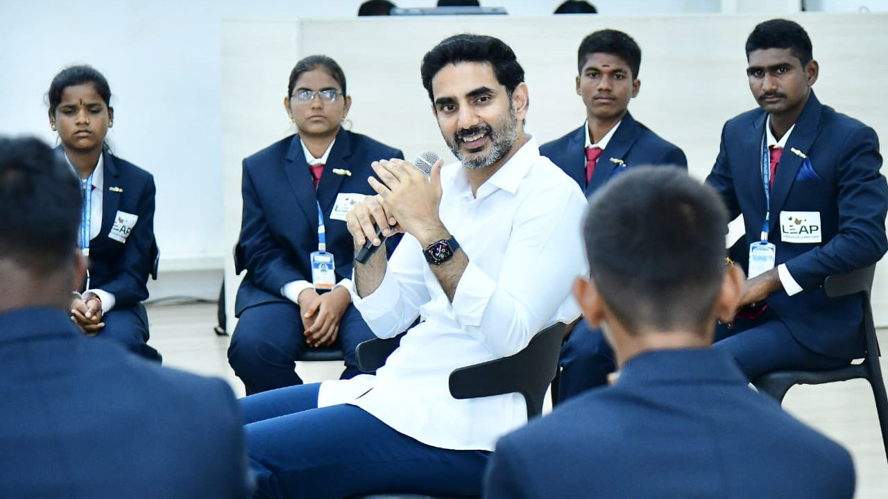 దివ్యాంగ విద్యార్థుల ఎవరెస్ట్ సాహసయాత్ర... జెండా ఊపి ప్రారంభించిన మంత్రి నారా లోకేశ్