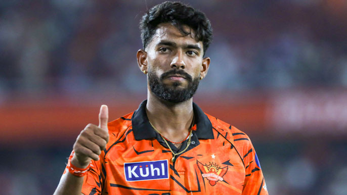 తొలి ఓవర్‌లోనే 3 వికెట్లు.. ఎవరీ ప్రఫుల్ హింగే?