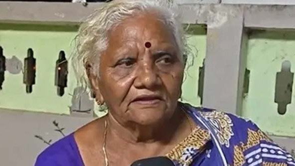 పరిహారం కోసం వినూత్న నిరసన.. కలెక్టరేట్‌లో కారం చల్లిన బాధితురాలు