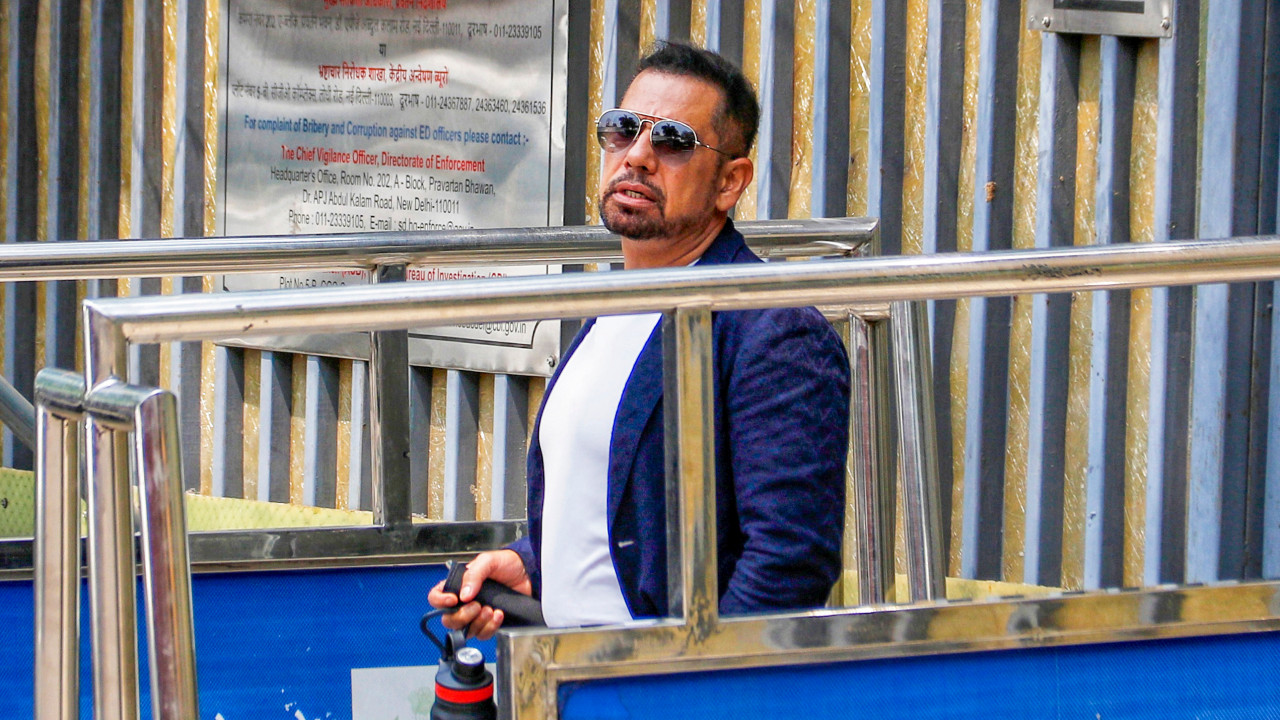 గురుగ్రామ్ భూ వ్యవహారంలో సోనియా అల్లుడికి నోటీసులు