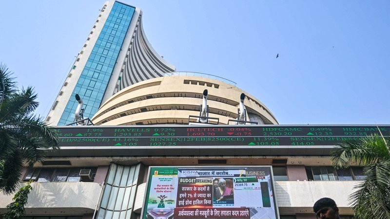 Stock Markets Close with Minor Losses Due to Selling Pressure