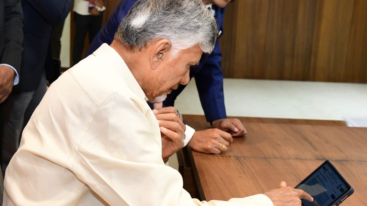 ఏపీలో ఇంటింటి గణన ప్రారంభం... స్వయంగా తన వివరాలు నమోదు చేసుకున్న సీఎం చంద్రబాబు