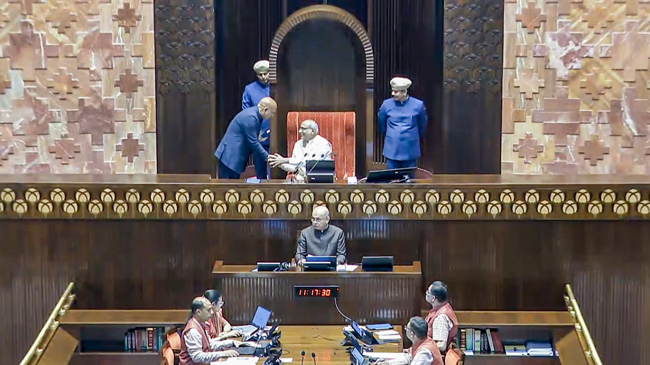 Amit Shah Clash with Akhilesh Yadav Over Women Reservation Bill in Parliament