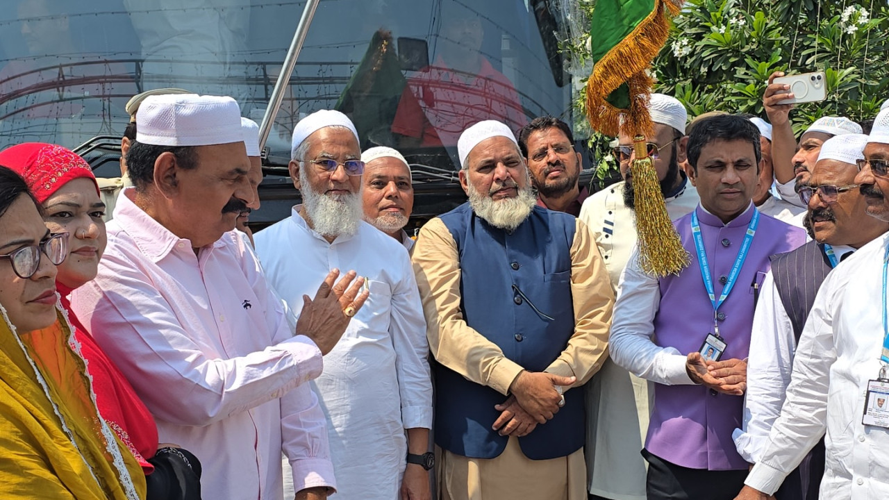 Farooq Flags Off Last Haj Yatra Batch From Vijayawada