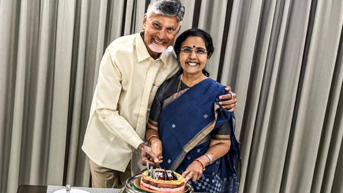 Chandrababu Naidu tweets affectionately about wife Bhuvaneswari