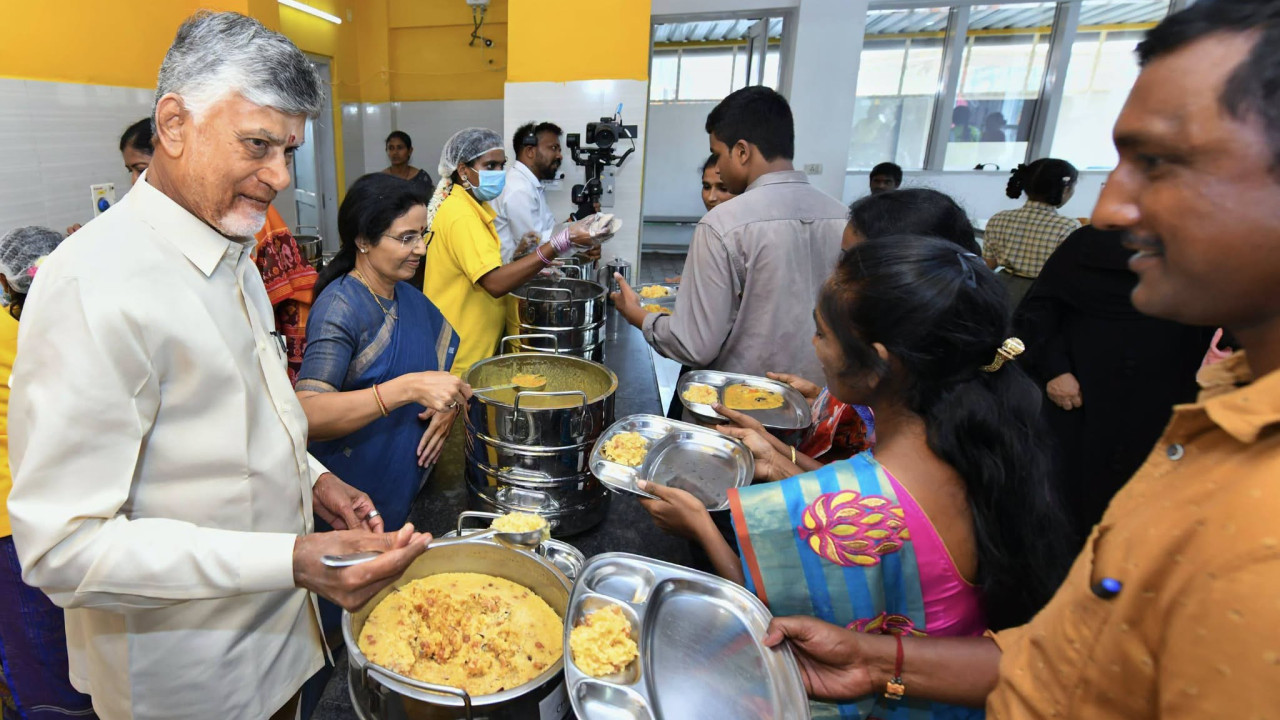 Chandrababu serves at Anna Canteen along with wife Nara Bhuvaneswari on his birthday