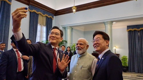 Samsung Executive Chairman Lee Jae Yong take selfie with Indian Prime Minister Narendra Modi