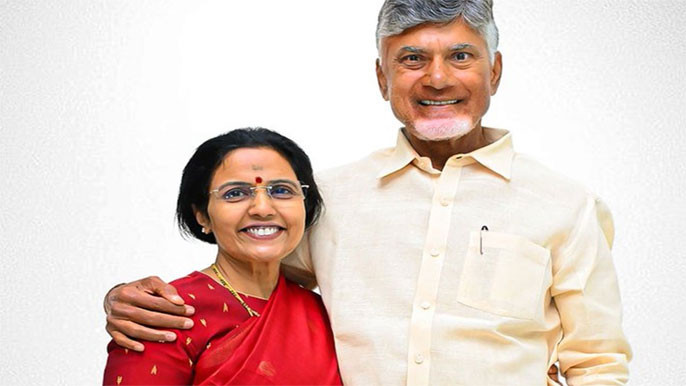 Chandrababu Naidu visits Patamata Canteen with wife on birthday