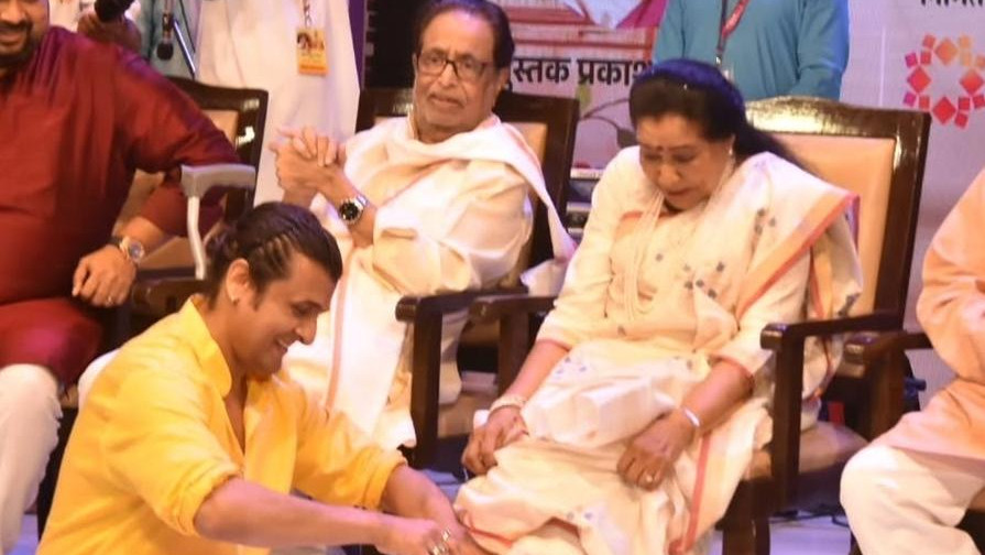 Sonu Nigam recalls massaging Asha Bhosle’s painful heel spur during US tour in 1996