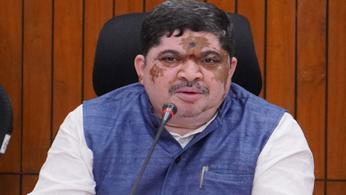 Ponnam Prabhakar Urges RTC Workers to End Strike and Return to Duty