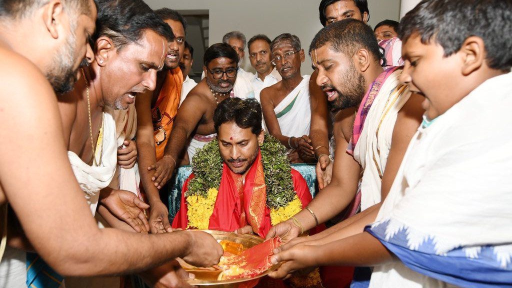 TTD issues showcause notices to Archakas who went Jagan recidence