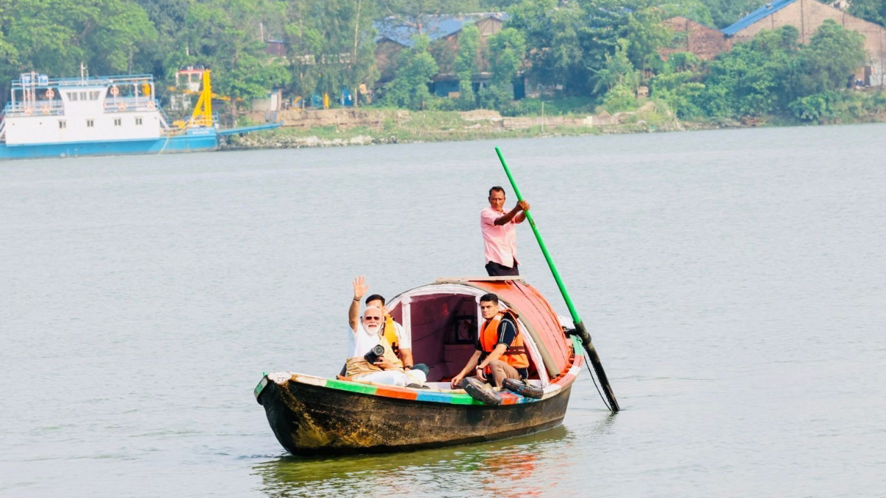 Narendra Modi Boat Ride on Hugli River in Kolkata