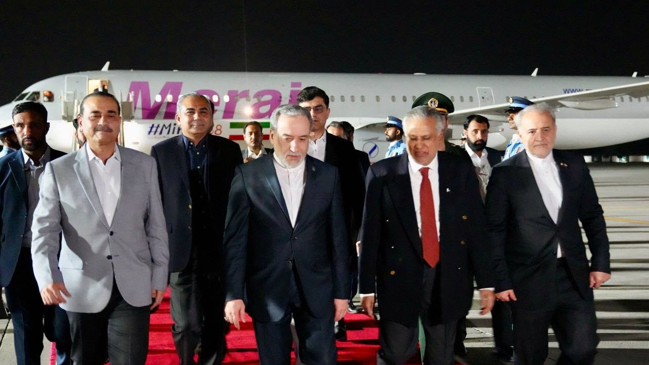 Iranian Minister Abbas Araghchi Meets Munir in Islamabad