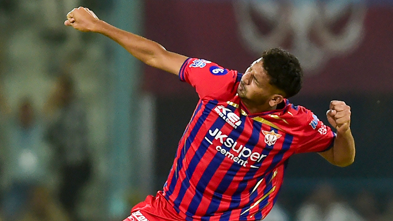 Mohsin Khan Five Wicket Haul Restricts Kolkata