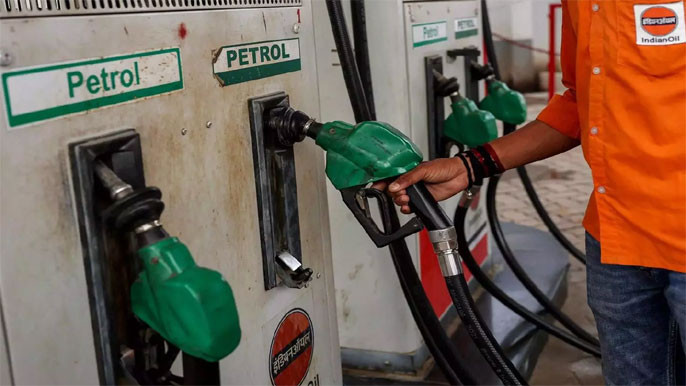 Tirupati Petrol Bunk Owner Rommala Rajesh Reddy Distributes Free Fuel