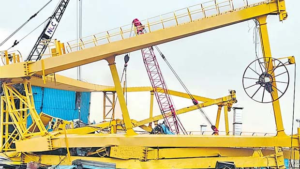 five killed collision between gantry cranes
