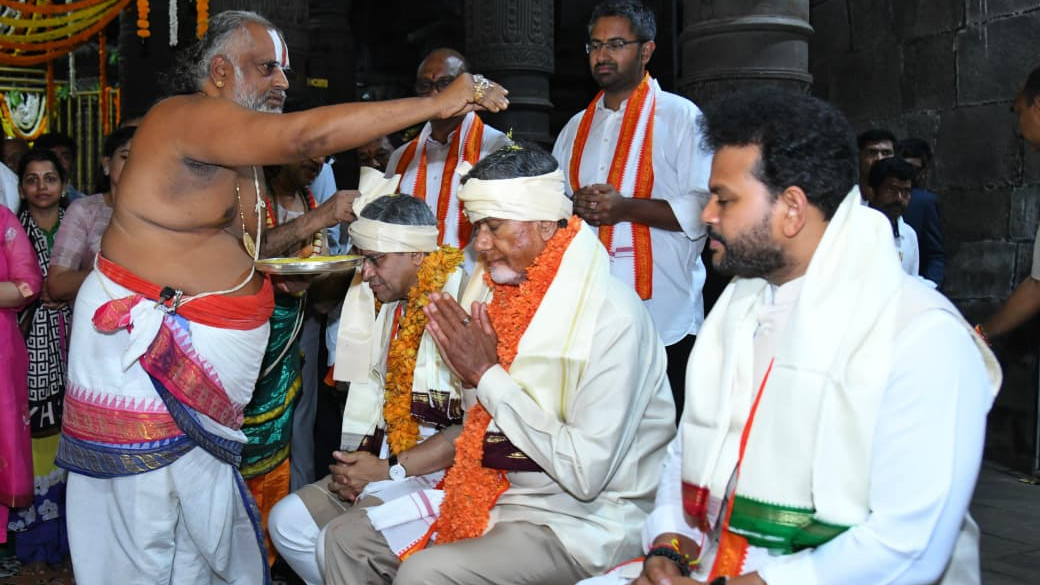 Chandrababu offers prayers at Simhachalam Narasimha Swamy temple