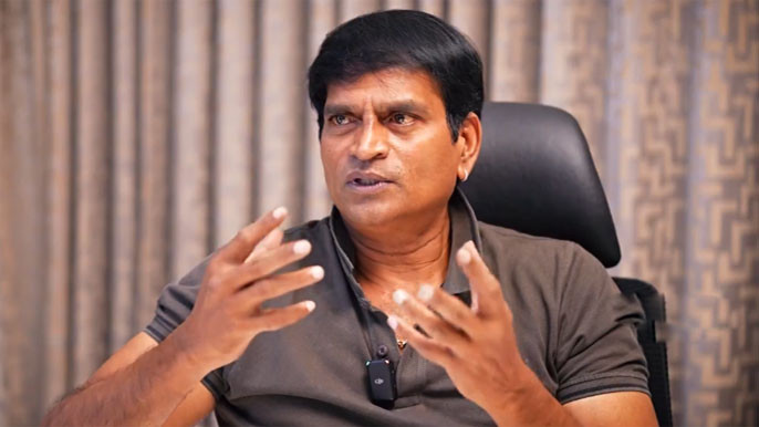 Actor cum Director Ravi Babu Sensational Comments On Tollywood Heroes And Dupes goes viral