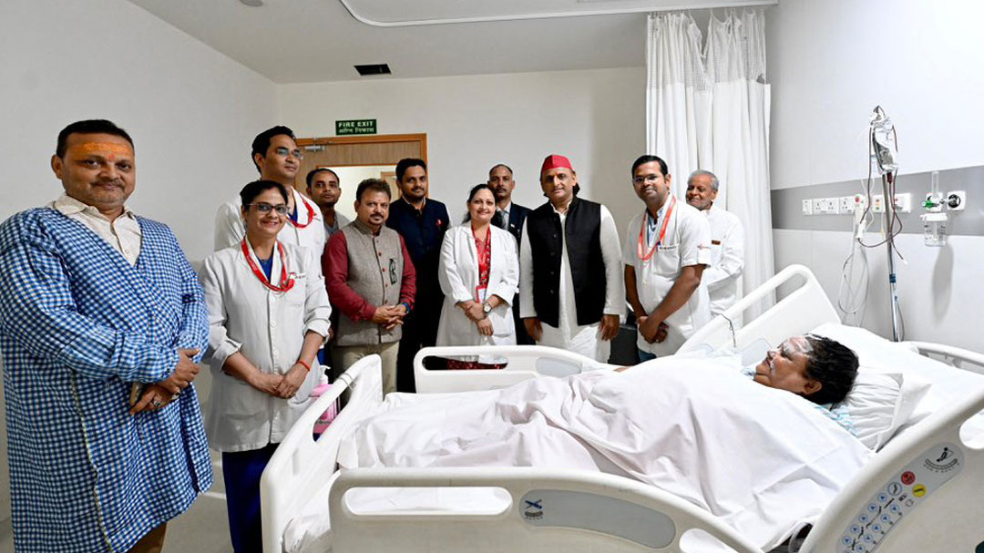 Akhilesh Yadav Visits Injured BJP MLA Anupama Jaiswal After Effigy Burning