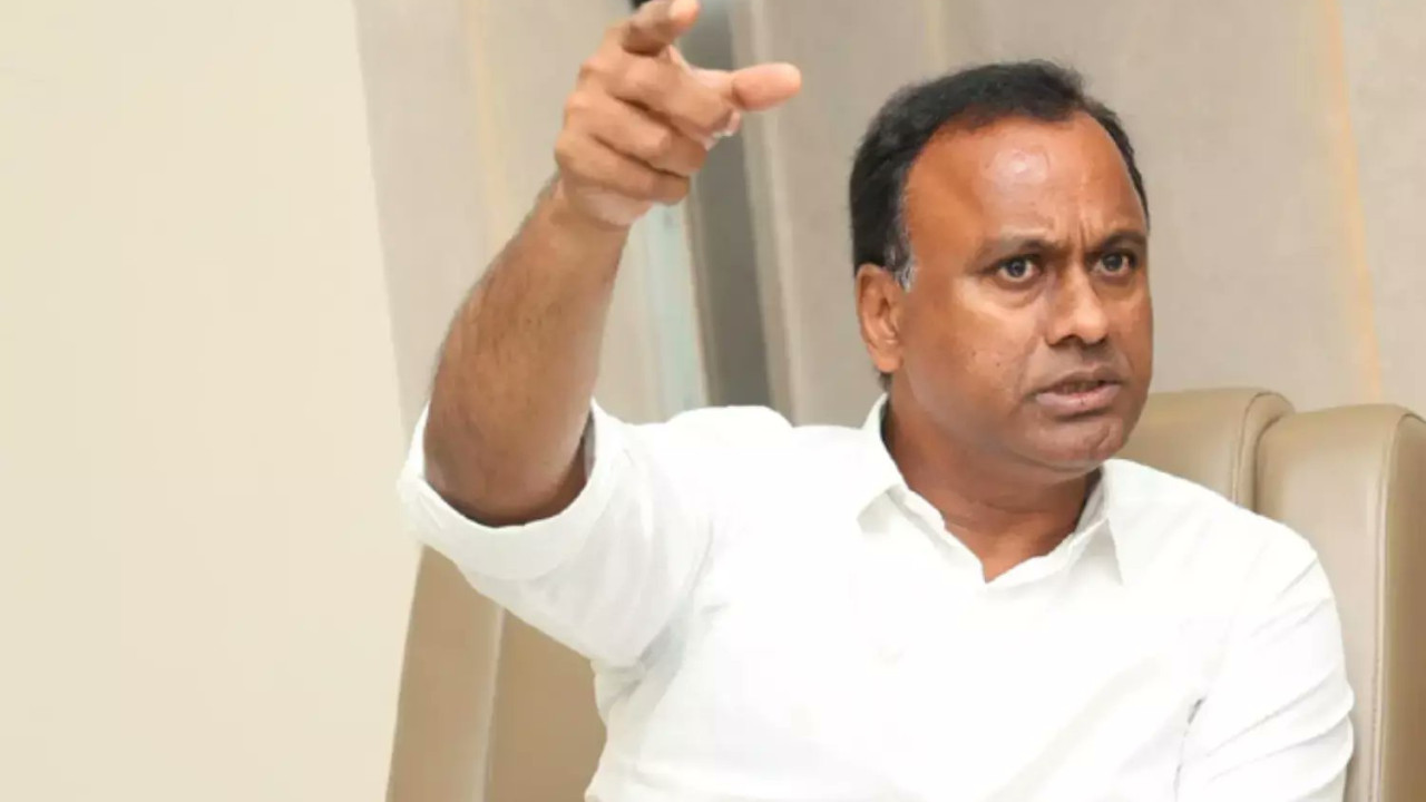 Komatireddy Venkat Reddy faults Kavitha for targetting KCR