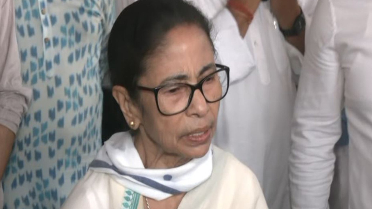 Mamata Banerjee accuses BJP of rigging Bengal polls