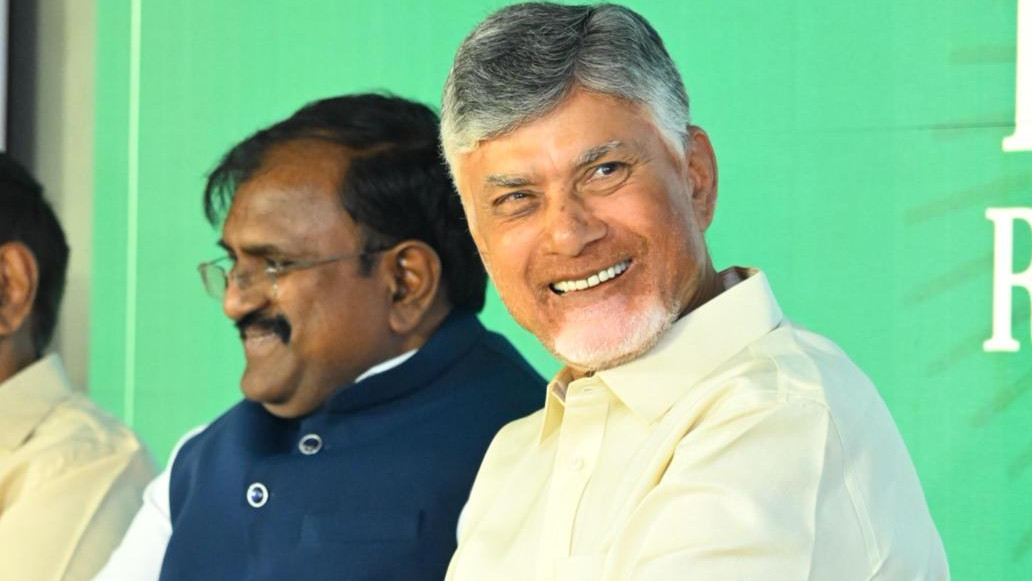 Chandrababu hosts dinner for govt officials 